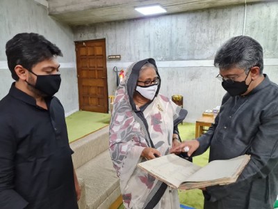 প্রধানমন্ত্রীর হাতে মুক্তিযুদ্ধে হাতে লেখা হিসাবের খাতা হস্তান্তর 